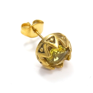 Detailansicht goldener Titan-Ohrstecker mit gelbem Zirkonia in Kronenfassung für Damen Herren