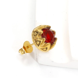 Makroaufnahme von rundem Zirkonia-Ohrstecker mit goldener Kronenfassung in Lotus-Optik