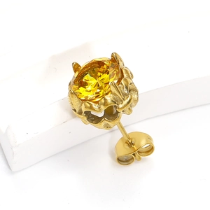 Gros plan sur un clou d'oreille doré avec zircon jaune serti dans une couronne rétro