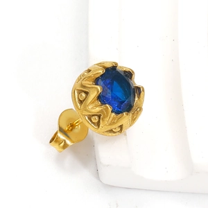 Makroaufnahme von vergoldetem Titan-Ohrstecker mit blauem Zirkon und Hohlrad-Einstellung