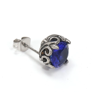 Detail von Vintage-Silber-Ohrstecker mit großem rundem blauem Edelstein und Rankenmuster