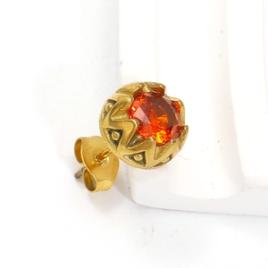 Detailansicht goldener Titan-Ohrstecker mit orangem Zirkon und Lotus-Fassung