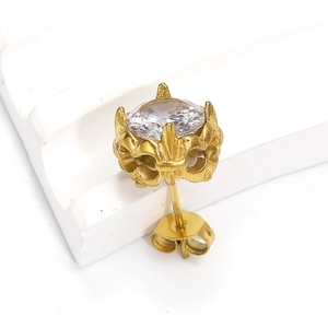 Gros plan détaillé de boucles d'oreilles vintage en or avec zircon et gravure