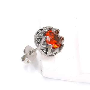 Detail von Vintage-Silber-Titan-Ohrstecker mit orangem Zirkon und Hohlraumschnitzereien