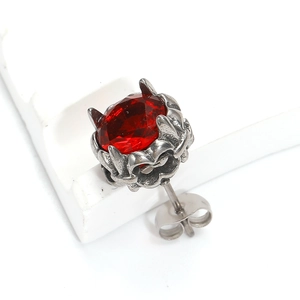 Macro d'une puce d'oreille en argent vintage sertie d'un zircon rond rouge éclatant