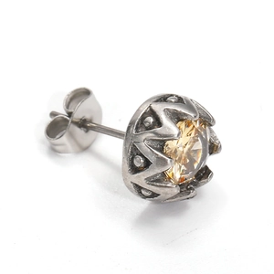 Makro-Seitenansicht von Vintage-Silber-Titan-Ohrstecker mit champagnerfarbenem Zirkon