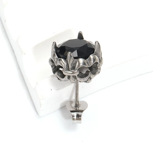 Détail d'un clou d'oreille gothique en zircon noir avec sertissage couronne oxydé