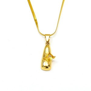 Detalle de un collar de cadena de serpiente dorada con colgante de gota y gema cuadrada amarilla