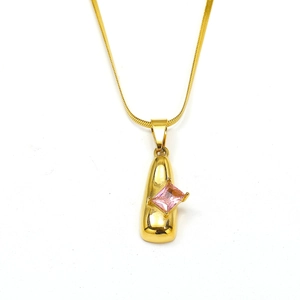 Collar de cadena de serpiente dorada en acero con colgante de cápsula y circón rosa