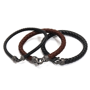 Lot de trois bracelets en cuir tressé avec fermoirs mousquetons gravés au style vintage