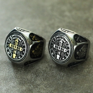 Macro-opname van vintage Sint-Benedictus kruisringen in zilver- en goudkleurig staal