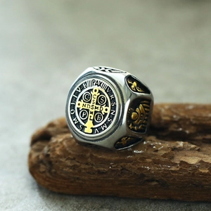 Macro-opname van de Sint-Benedictus-medaille ring met goudreliëf en vintage zilveren afwerking