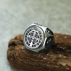 Macro-opname van vintage Sint-Benedictus kruisring met zwart geoxideerde details