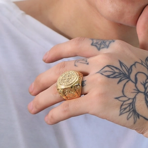 Gouden St. Benedictus zegelring voor heren in hiphop punkstijl aan model hand