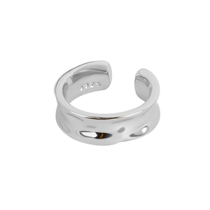 Earcuff minimalista de plata S925 con textura de metal líquido y diseño geométrico