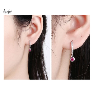 Vue détaillée de boucles d'oreilles en argent S925 avec pendentif rubis et zircons