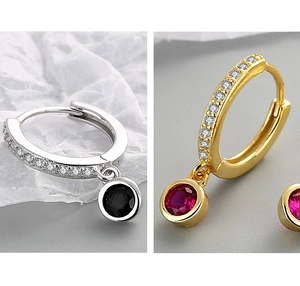Détail de boucles d'oreilles créoles s925 avec pavé de zircon et pendentifs ronds