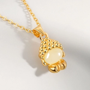 Pendentif tête de Bouddha doré avec calcédoine crème sur une chaîne minimaliste