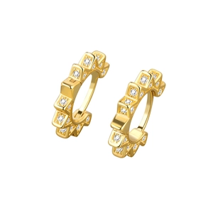 Boucles d'oreilles créoles géométriques plaquées or avec zircons sur fond blanc