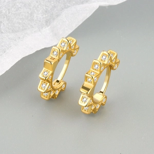 Élégantes boucles d'oreilles huggie en argent S925 plaqué or 18K et zircons géométriques