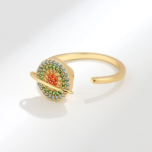 Bague planète dorée ajustable avec cristaux multicolores et design rotatif moderne