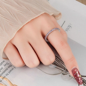 Eleganter Silberring mit lila Amethyst-Kristallreihe an einer weiblichen Hand
