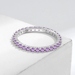 Eleganter 925er Sterling Silber Eternity Ring mit lila Rundschliff-Edelsteinen in einer Reihe
