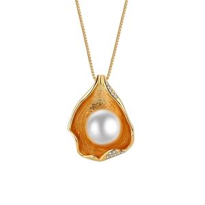 Minimalist irregular crinkle gold necklace with shell pearl pendant on elegant box chain