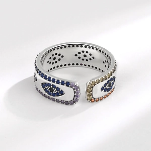 Bague ouverte œil protecteur en argent avec zircons colorés et détails creux
