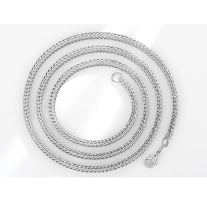 Dettaglio della catena spiga argento da 4 mm con trama intrecciata e chiusura a moschettone