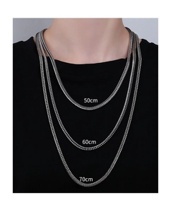 Tre lunghezze di catene in acciaio argento 50cm, 60cm, 70cm su t-shirt nera