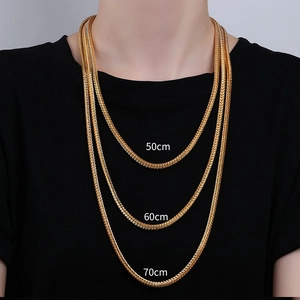 Collana a spiga dorata da uomo in lunghezze 50cm 60cm e 70cm mostrata su un modello