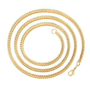 Collana a spiga dorata lucida con chiusura a moschettone su uno sfondo bianco