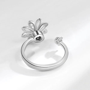 Minimalistischer S925 Silberring mit rotierender Gänseblümchenblüte und Zirkonia
