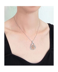 Dettaglio della collana a cuore con incisione 'I love you to the moon and back' su modella