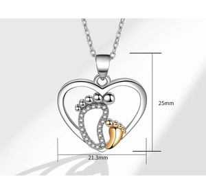 Dettaglio del ciondolo a cuore con piedini di bimbo e dimensioni di 25mm per 21,3mm