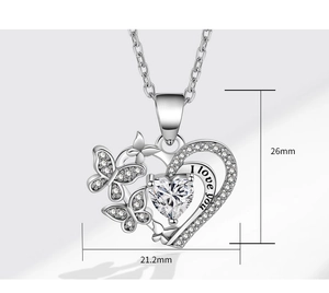 Dettaglio collana a cuore in argento con farfalle e incisione I love you