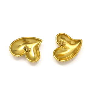 Makroaufnahme von 18K Gold Herzsteckern Rückansicht mit Schmetterlingsverschlüssen