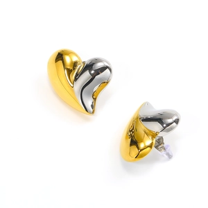 Makroaufnahme von zweifarbigen Herzohrringen mit 18K Gold- und Silber-Spiegelglanz-Finish