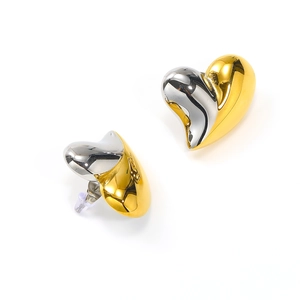 Detail der zweifarbigen Herzohrstecker aus poliertem 18K Gold und Silber Edelstahl
