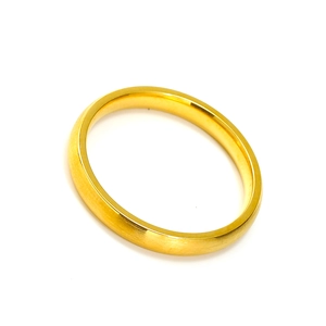 Anillo minimalista de titanio chapado en oro de 18K con acabado mate cepillado e interior pulido