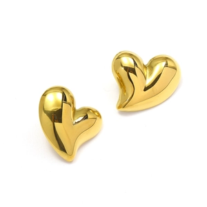 Detail von 18K vergoldeten Herz-Ohrsteckern mit hochglänzender metallischer Oberfläche