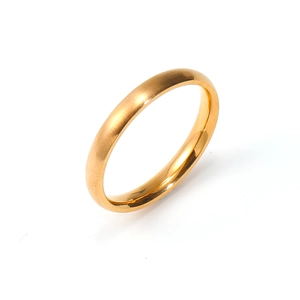 Detalle de anillo minimalista de acero inoxidable chapado en oro 18K con acabado mate