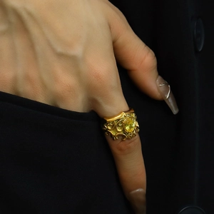 Detailaufnahme des Vintage-Kronenrings mit gelbem Edelstein auf vergoldetem Band