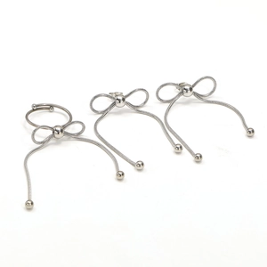 Conjunto de joyas de lazo plateado pulido con anillo de serpiente y pendientes largos