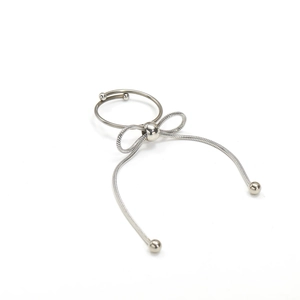 Detalle del anillo de lazo plateado con cadenas de serpiente y cuentas colgantes