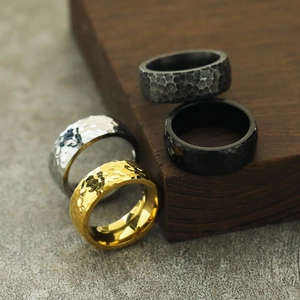 Modische Titanstahlringe mit Hammerschlag-Wabenmuster in Gold Silber und Schwarz