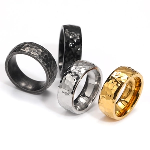 Gehämmerter Ring aus Titanstahl in Schwarz, Silber und Gold für Herren und Damen