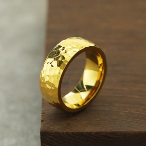 Herrenring aus Titanstahl mit goldener Hammerschlag-Textur und polierter Innenseite