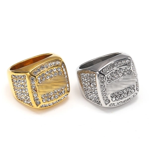 Detail von breiten Hip-Hop-Ringen mit Gold- und Silberbeschichtung und klaren Zirkonias
